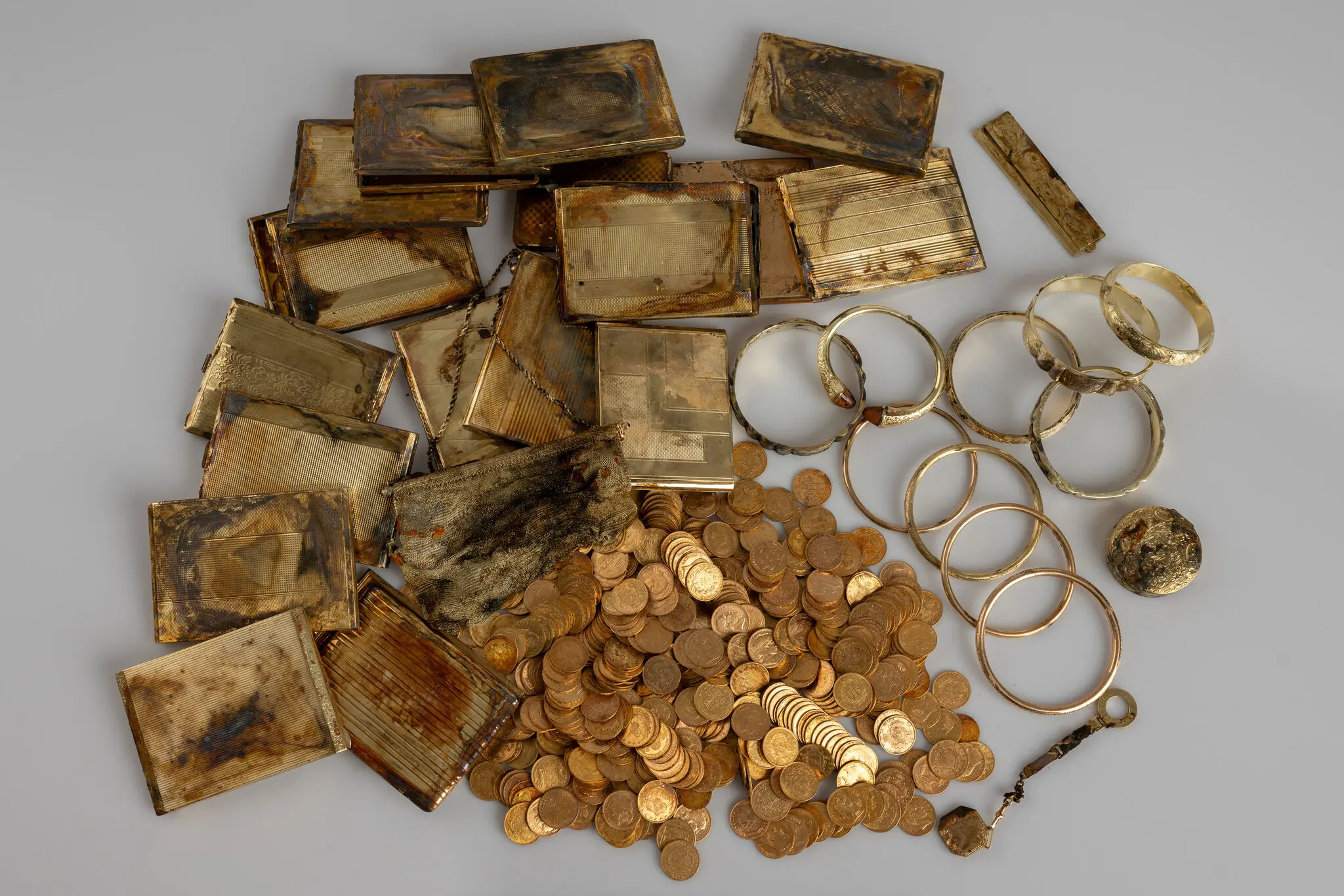 У Чехії туристи випадково знайшли скарб на $680 000: золоті монети, прикраси й таємниця столітньої давнини